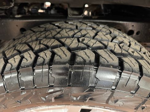 Used 2022 Nissan Frontier SV w/ Technology Package image 39