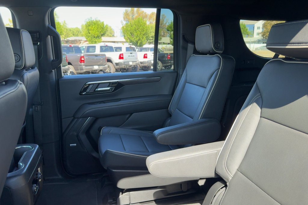 Used 2026 Chevrolet Suburban Premier AWD/4WD image 12