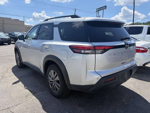 Used 2025 Nissan Pathfinder SV FWD image 4