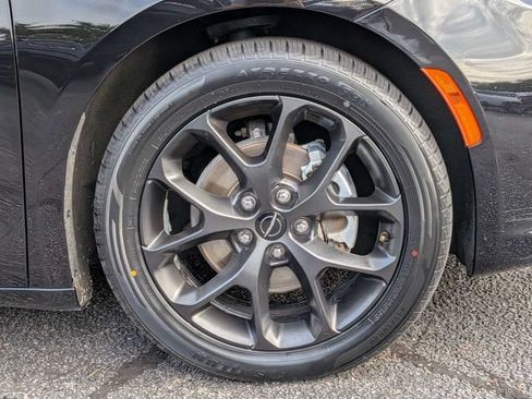 Used 2025 Chrysler Pacifica Limited FWD image 12