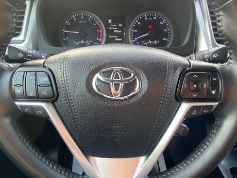 Used 2019 Toyota Highlander LE AWD/4WD image 26