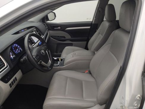 Used 2019 Toyota Highlander XLE image 17