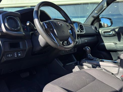 Used 2017 Toyota Tacoma TRD Off-Road image 17
