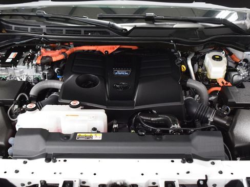 Used 2025 Toyota Sequoia Capstone AWD/4WD image 31