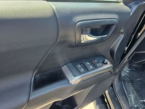 Used 2021 Toyota Tacoma TRD Off-Road AWD/4WD image 20