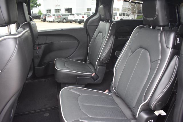 New 2027 Chrysler Pacifica Limited AWD/4WD image 16