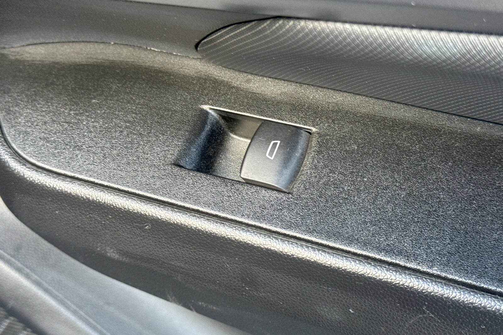 Used 2024 Chevrolet Equinox EV RS FWD image 23