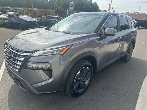 Used 2025 Nissan Rogue SV FWD image 4