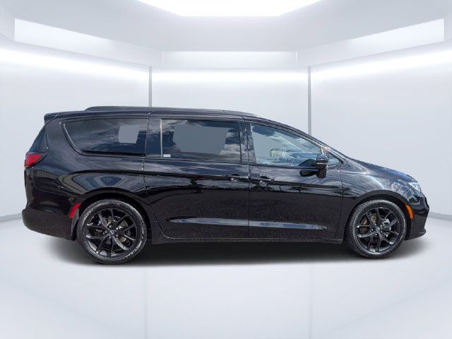 Used 2025 Chrysler Pacifica Limited FWD image 2