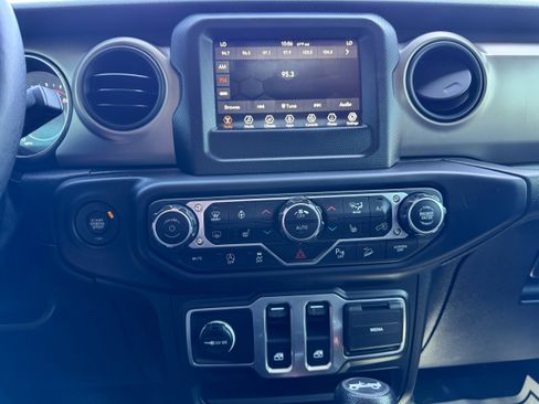 Used 2018 Jeep Wrangler Sport AWD/4WD image 18