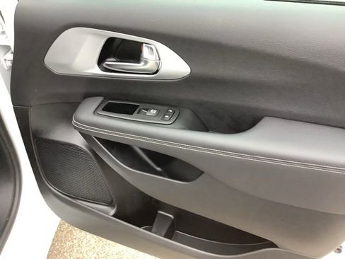 Used 2024 Chrysler Pacifica Touring-L w/ Uconnect Theater Family Group image 19