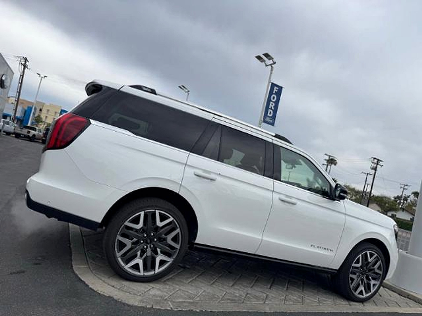 Used 2025 Ford Expedition Platinum w/ Platinum Ultimate Package AWD/4WD image 2