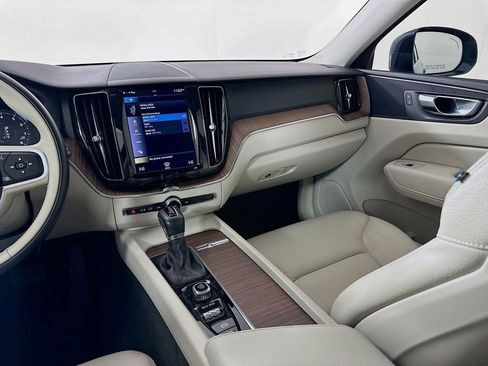 Used 2021 Volvo XC60 T5 Momentum w/ Premium Package image 23