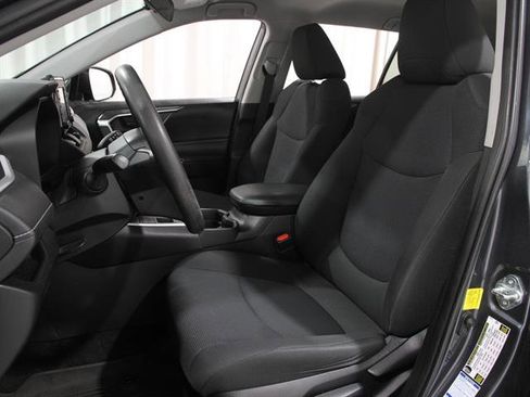 Used 2021 Toyota RAV4 LE image 5