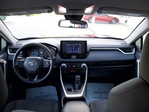 Used 2022 Toyota RAV4 XLE AWD/4WD image 10