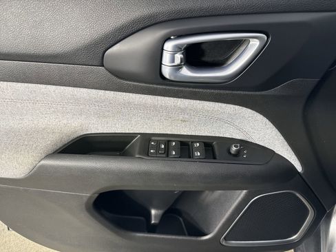 Used 2022 Jeep Compass Latitude image 19