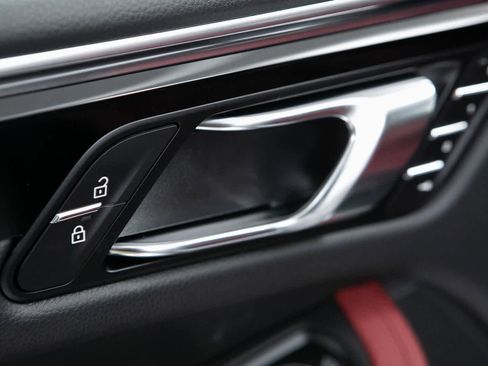 Certified 2025 Porsche Macan image 19