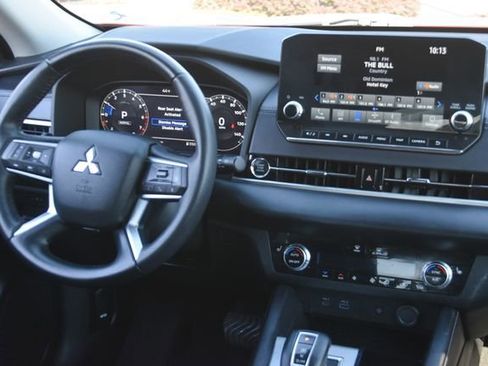 Used 2023 Mitsubishi Outlander AWD image 2