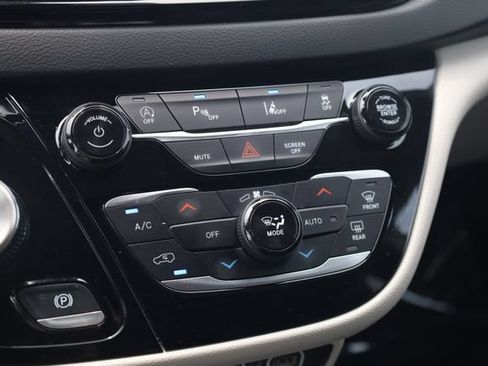 Used 2024 Chrysler Pacifica Touring-L FWD image 23