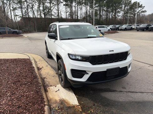 Used 2023 Jeep Grand Cherokee Altitude image 8