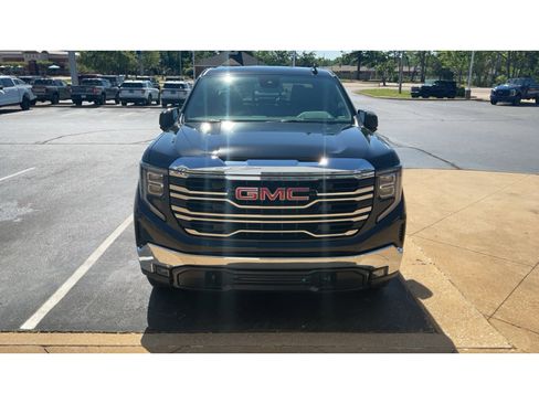 Used 2023 GMC Sierra 1500 SLT w/ SLT Premium Package AWD/4WD image 3
