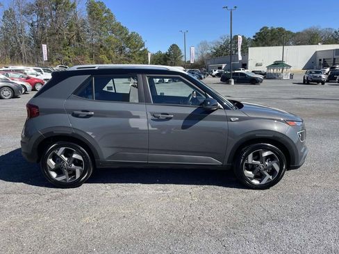 Used 2025 Hyundai Venue Limited image 2