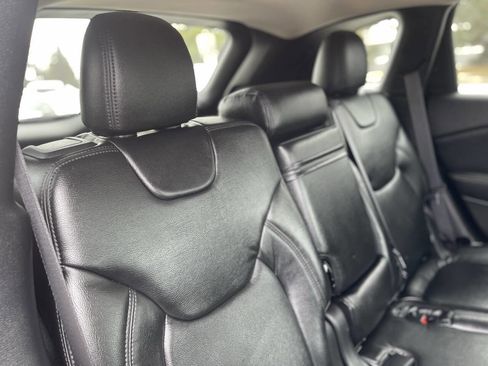 Used 2018 Jeep Cherokee Latitude w/ Altitude Package image 18