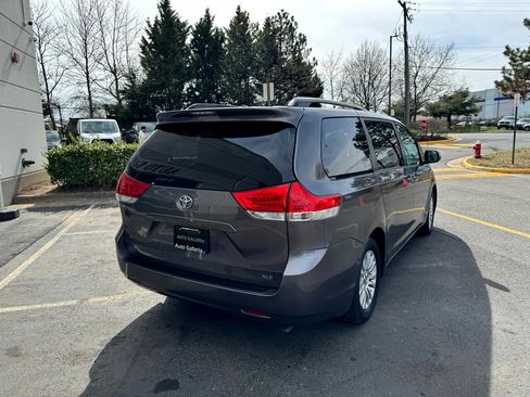 Used 2011 Toyota Sienna Limited image 13