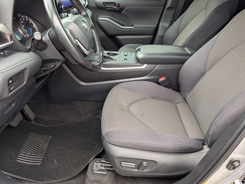 Used 2023 Toyota Highlander LE image 14