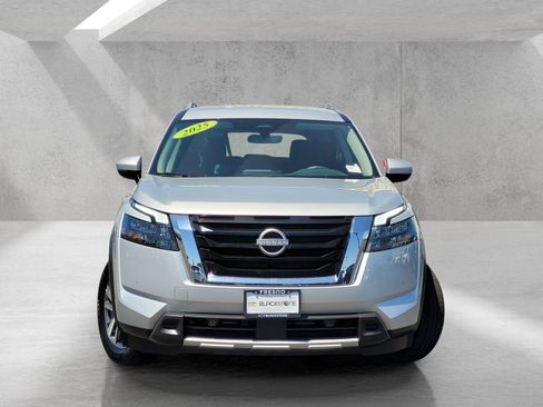 Used 2025 Nissan Pathfinder SL AWD/4WD image 3