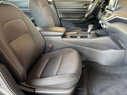 Used 2025 Nissan Altima 2.5 SV FWD image 36