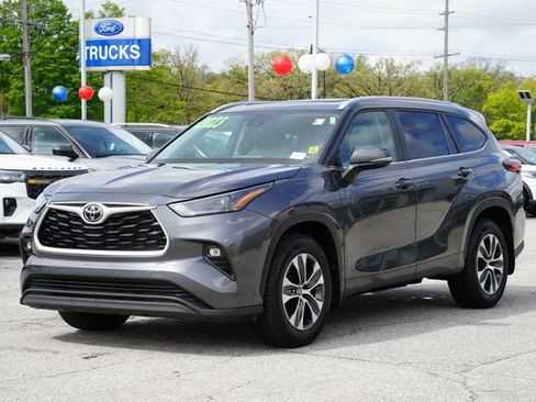 Used 2023 Toyota Highlander XLE AWD/4WD image 3