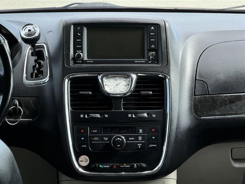 Used 2015 Chrysler Town & Country Touring FWD image 20