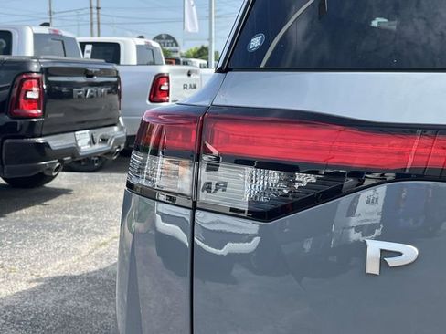 Used 2025 Nissan Pathfinder Platinum FWD image 10