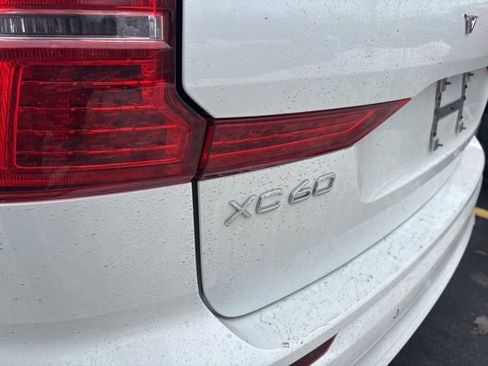Used 2022 Volvo XC60 B5 Momentum image 10