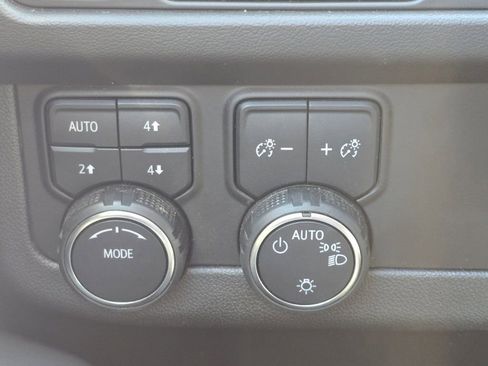 Used 2024 Chevrolet Suburban Premier image 29