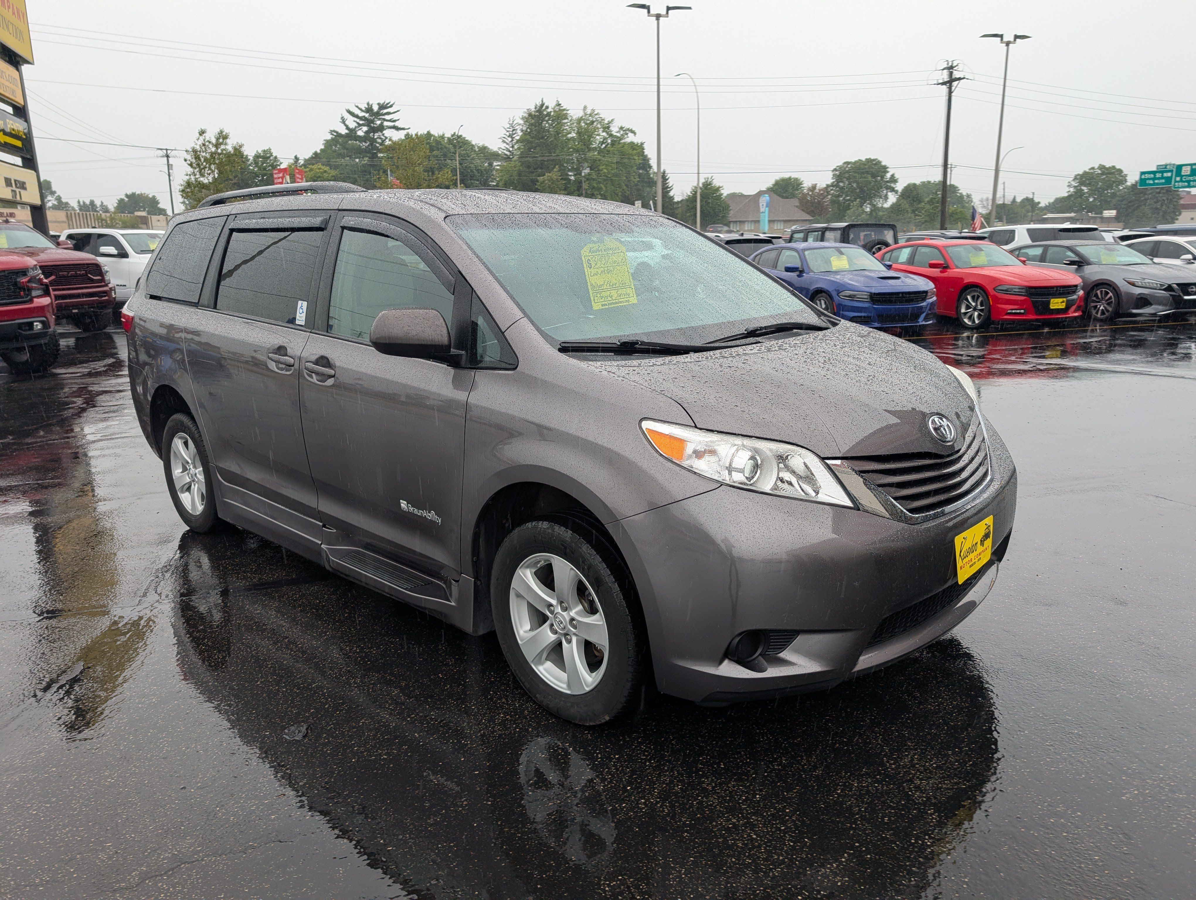 Used 2015 Toyota Sienna LE FWD image 2