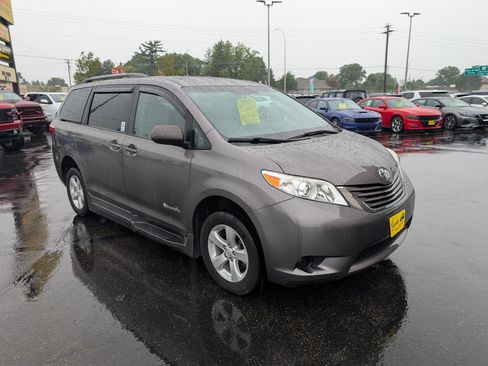 Used 2015 Toyota Sienna LE FWD image 2