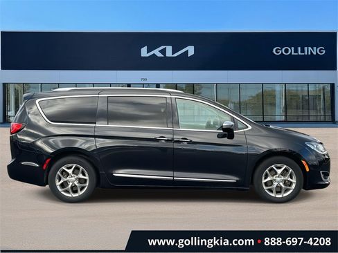 Used 2019 Chrysler Pacifica Limited image 2