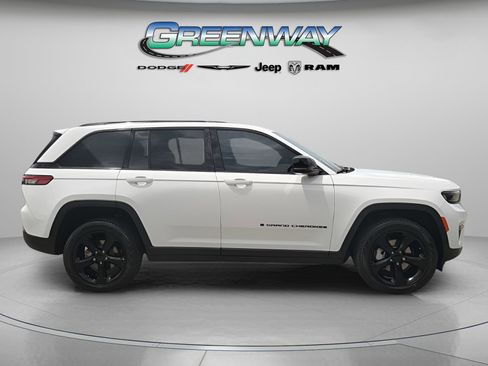 Used 2025 Jeep Grand Cherokee Limited w/ Black Appearance Package RWD image 4