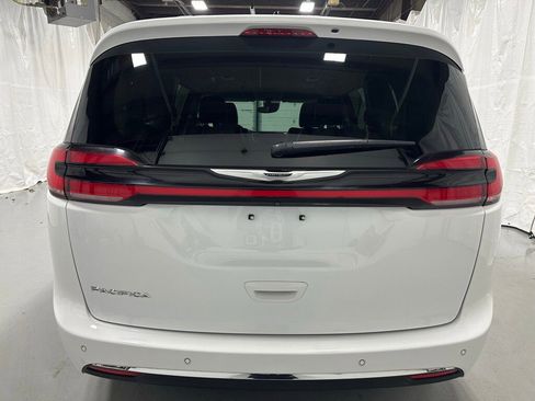 Used 2023 Chrysler Pacifica Touring-L image 6