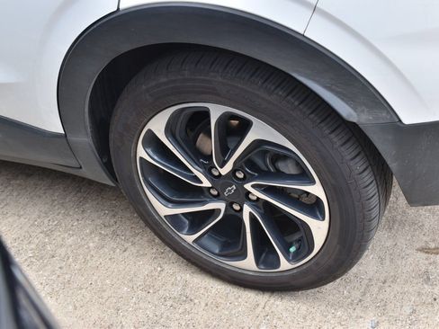 Used 2023 Chevrolet Bolt EUV Premier w/ Sun & Sound Package FWD image 9