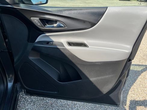 Used 2018 Chevrolet Equinox LT FWD image 12