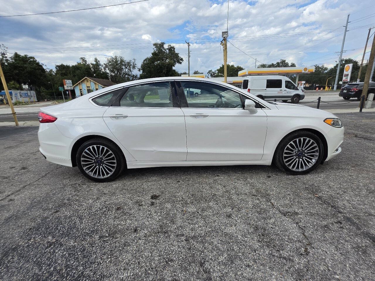 Used 2017 Ford Fusion SE FWD image 9