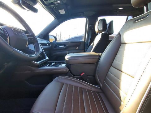 Used 2025 GMC Yukon Denali Ultimate image 3