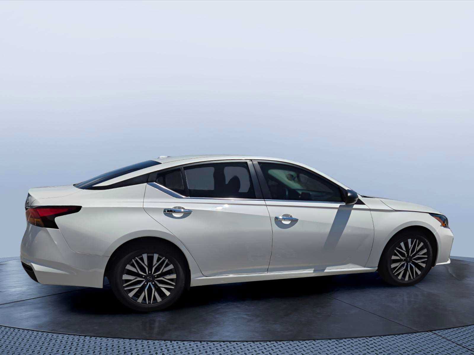 Used 2024 Nissan Altima 2.5 SV FWD image 5