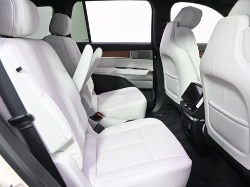 New 2027 Cadillac Vistiq Sport w/ LPO, Floor Liner Package AWD/4WD image 18