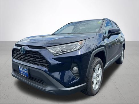 Used 2020 Toyota RAV4 XLE AWD/4WD image 2