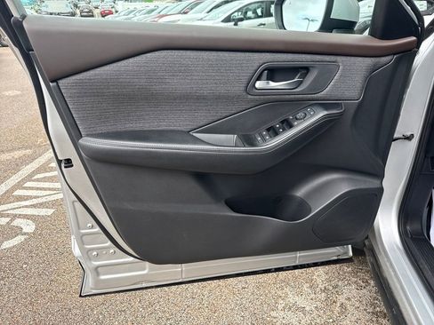 Used 2022 Nissan Rogue SV image 11