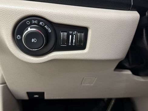Used 2023 Chrysler Pacifica Touring-L FWD image 18
